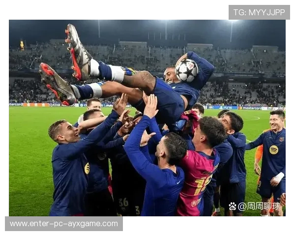 巴萨前场配合强度提升,拉菲尼亚动作节奏快速 巴萨前场配合强度提升,拉菲尼亚动作节奏快速