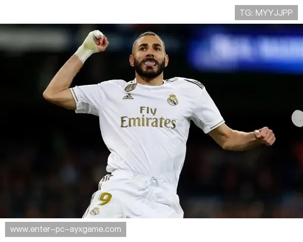 皇马本泽马角球后点补射精妙无比观众起立鼓掌——沉浸式观赛下的热血瞬间 皇马本泽马角球后点补射精妙无比观众起立鼓掌——沉浸式观赛下的热血瞬间